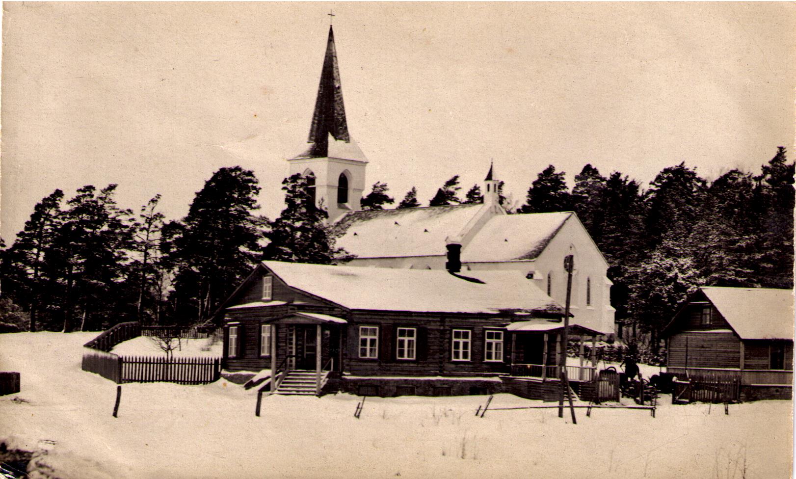 Foto-postkaart. Iisaku vaade. Fotol Kalmu maja ja kirik.
