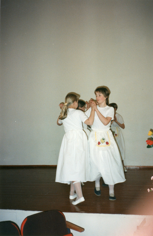 16. mai 1997.a. Iisaku Kunstide Kooli lõpuaktus. Esinevad tantsuklassi lõpetajad.