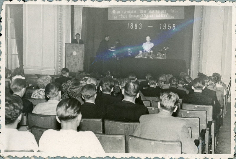 Fotoalbum. Jõhvi Vabatahtlik Tuletõrje Ühingu fotoalbum. Vaated tuletõrje tehnikast, tuletõrjujatest.