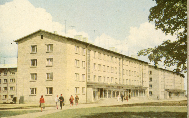 1960.a. ehitatud majad koos apteegi ja kauplustega Narva maantee algusesse.