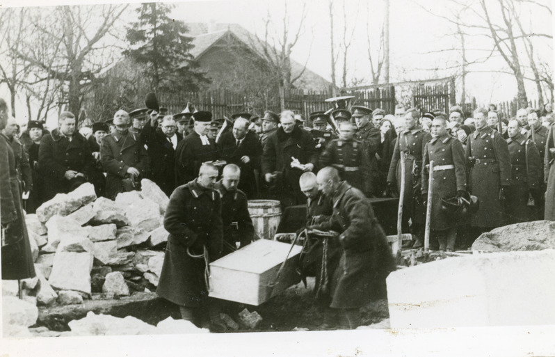 Tundmatu sõduri ümbermatmine Vabadussõjas langenute mälestussamba alla 29. aprillil 1935.a.