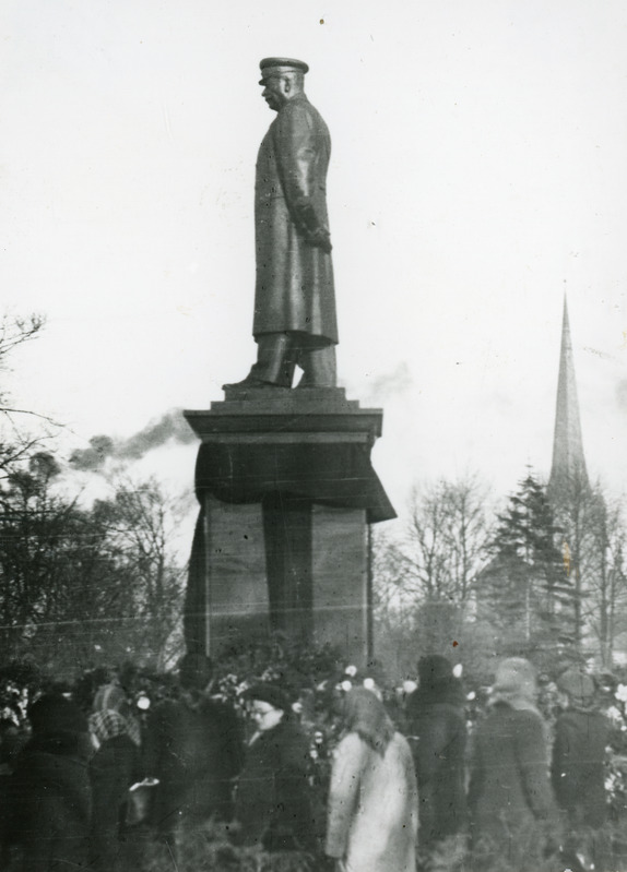 Mälestussammas. Tallinn-Balti jaama ees asunud Stalini  ausammas leinarüüs 1953.aasta märtsis.