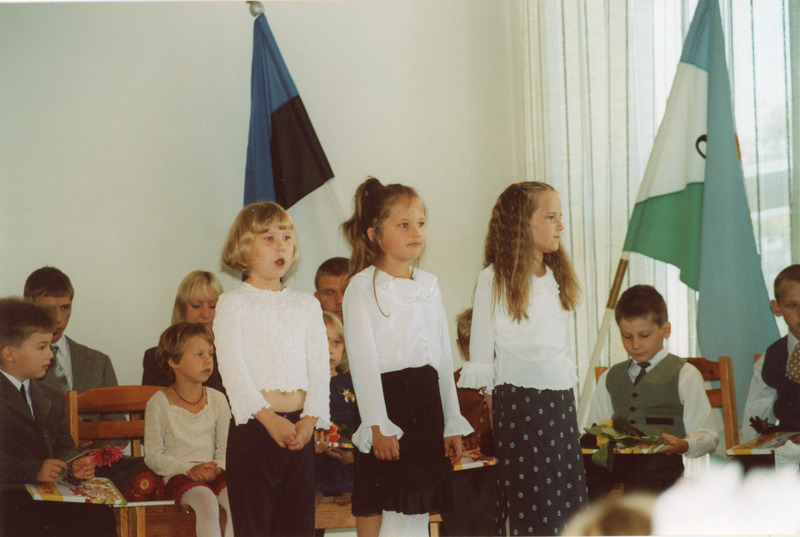 Iisaku Gümnaasiumi avaaktus, esinevad I klassi õpilased Triin Pikhof, Annaliisa Talitee ja Merily Murdsalu