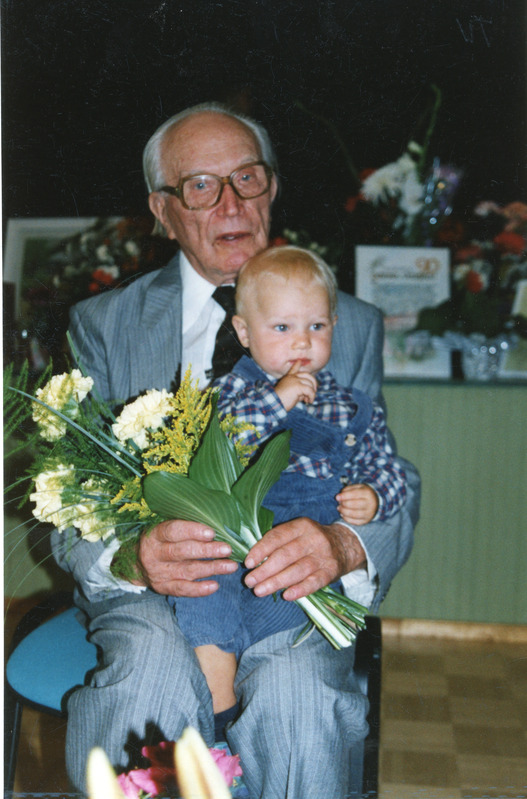 Daniel Vardja 90 sünnipäev. Daniel Vardja koos pojapojapojaga Danieliga