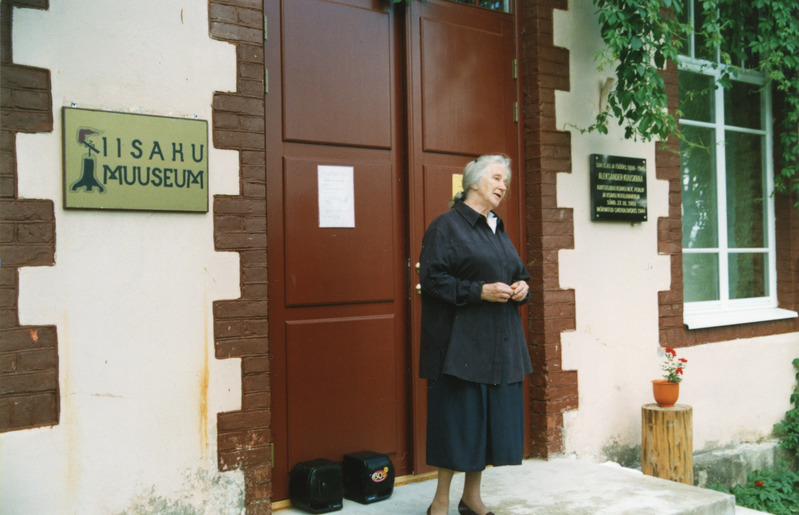 Aleksander Kuuskraa mälestustahvli avamine Iisaku Muuseumi maja seinale 2.9.2000, Judith Kulvere