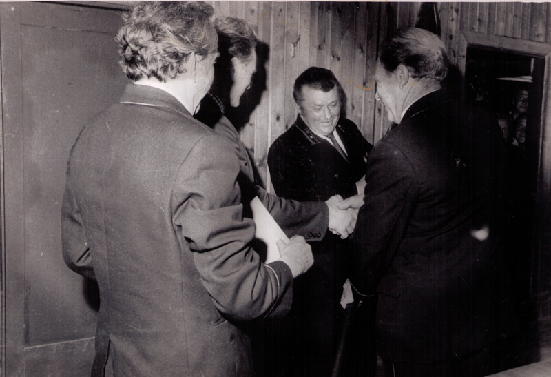 Iisaku VTÜ salga liikmete autasustamine, esiplaanil Volmer Jaanipere