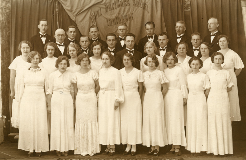 Jõhvi Haridusseltsi laulukoor lipuga 1936.a.