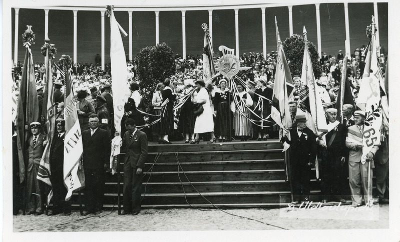 XI üldlaulupidu, Tallinnas, 23. juuni 1938.a.; Iisaku Muusika ja Kirjanduse Seltsi lippu hoiab Söödor