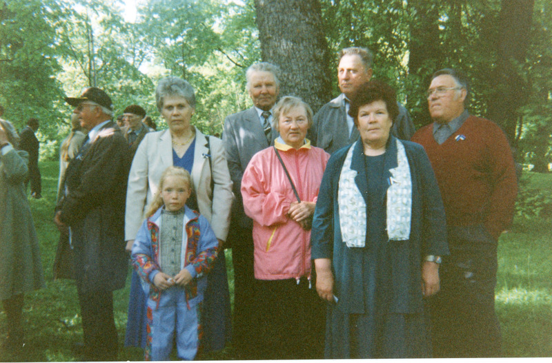 5. juunil 2001. a Jõhvis.
Tšerjomuška sovhoosi 3 firmast: Erich Rooger, Kati Lekk, Jaan Lekk, Aiger Külits, Jaani abikaasa Valentina, Viire Pent (Rannamäe)