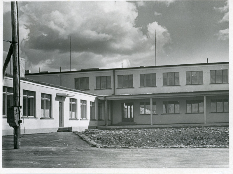1964. a valmis saanud Iisaku koolimaja vaated