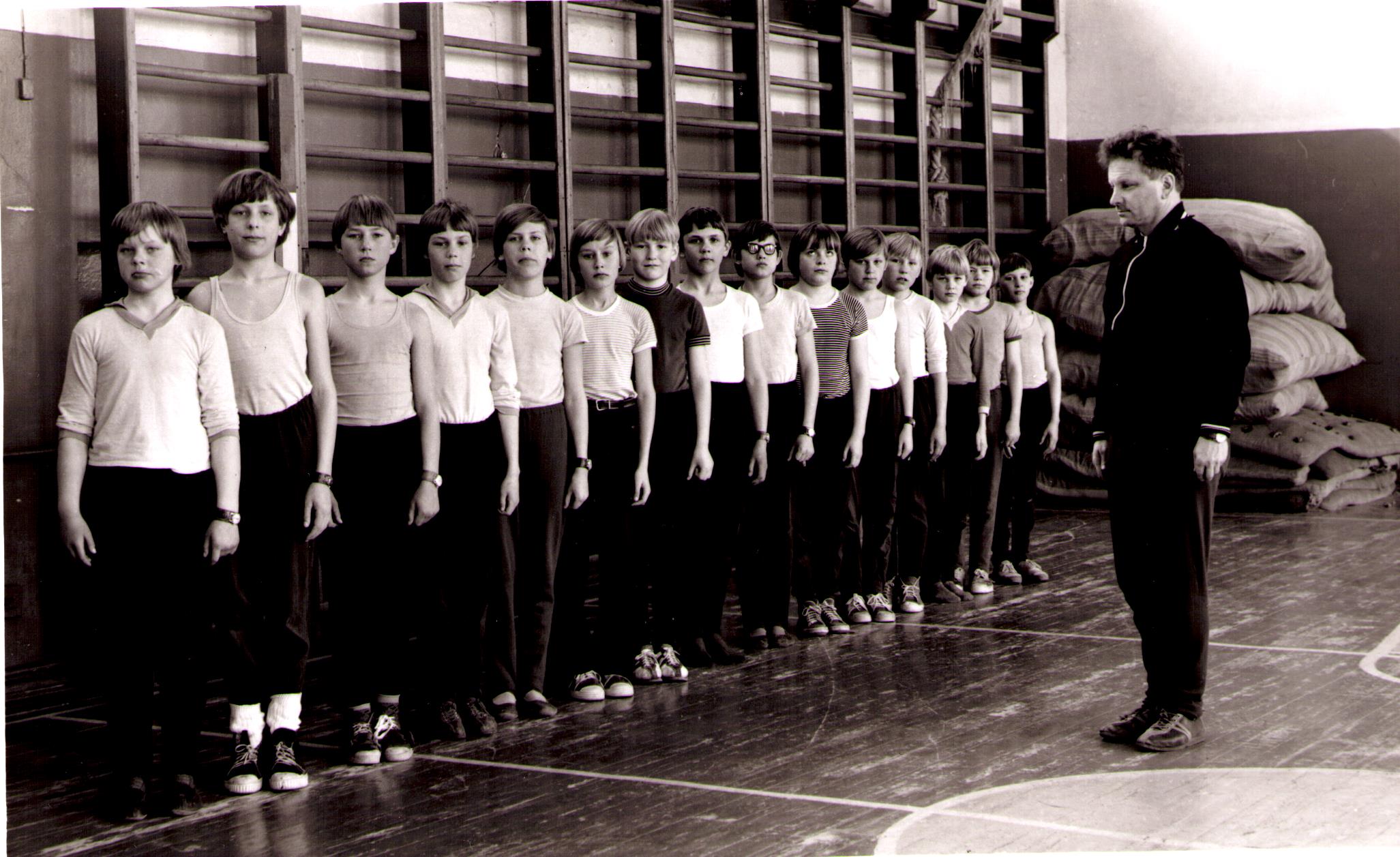 Iisaku Keskkooli 5. klassi poisid 1978. a võimlemistunnis
