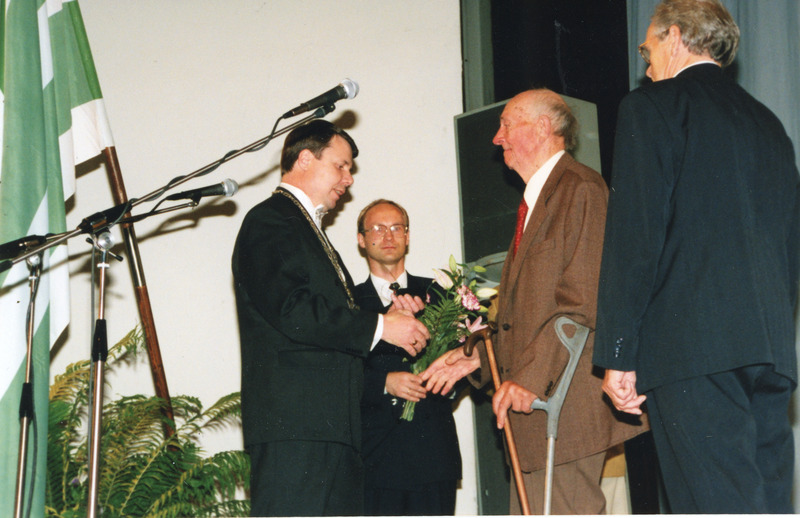Jõhvi linna. Jõhvi linna aukodanik Harald Rooks (paremal), Vas, linnapea Aavo Keerme, volikogu esimees Vallo Reimaa