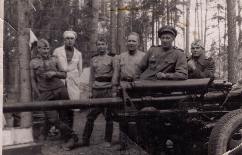 Ferdinand Juuse sõjaväes, toetub suurtükile