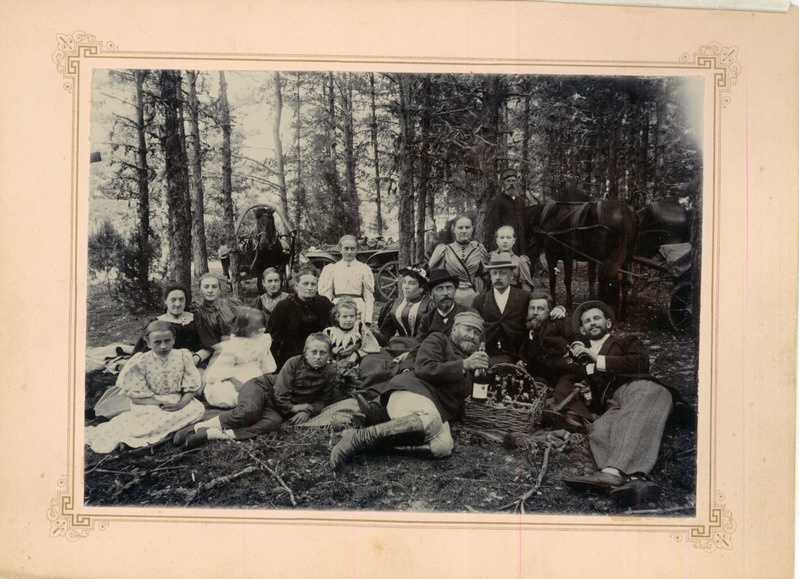 Väljasõidul. 1. Gertruth Hansen (Vinkel), 2.  pr Aleksandrine Hansen 3. R. Th. Hansen, 4. Nikolai Vinkel, 5. Martha Hansen