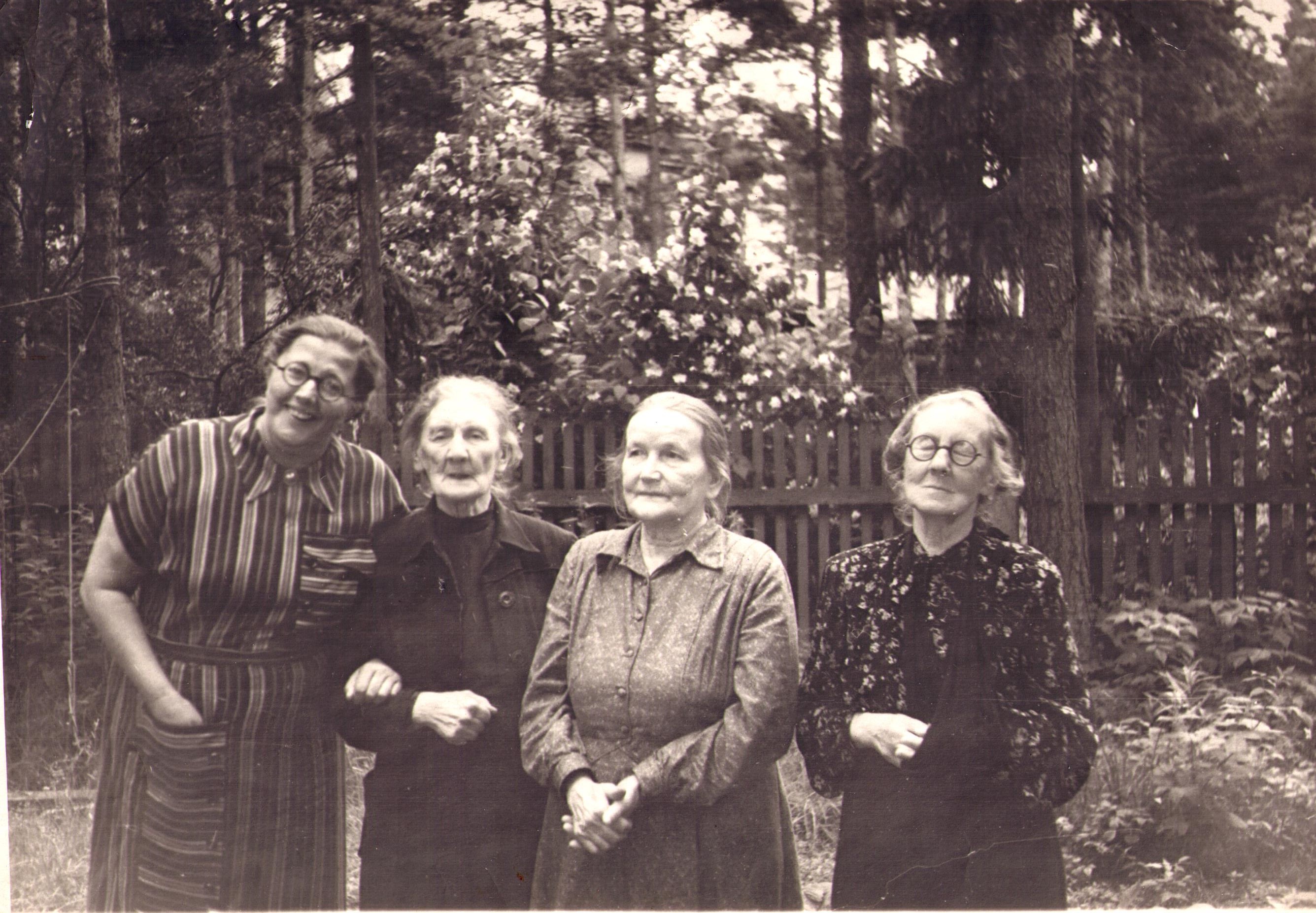 N. Pentre, Getruth (Hansen) Voore, ?, Martha Hansen