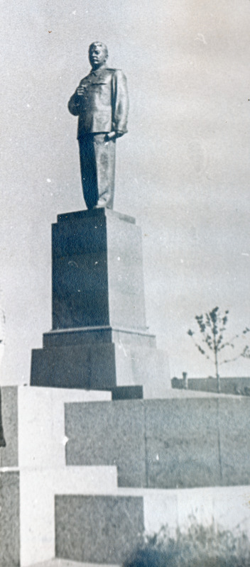 Mälestussammas. Stalini ausammas Kohtla-Järvel, praegusel Rahu väljakul.