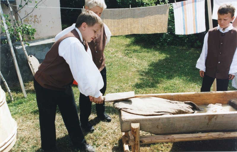 Kirde killad Iisakus. Pesupesemine vanamoodi.