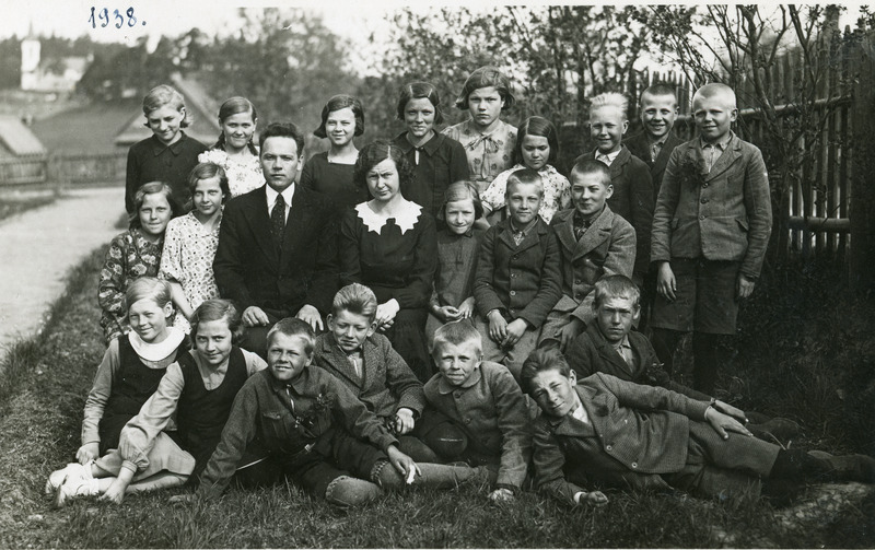 1938. a. Iisaku kooli õpilased, õpetajad Aleksander Kuuskra ja Liisa Langovits