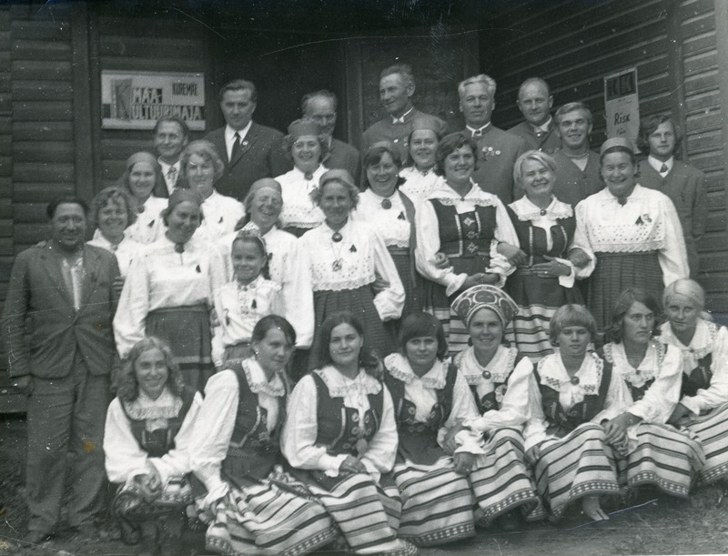 Segakoor ja kooli naisrahvatantsurühm Kuremäe laulupäeval 1970. a