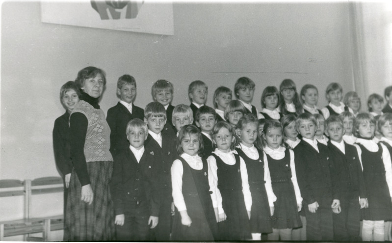 Iisaku KK mudilaskoor 1986. a õp. Laine Nimvitski juhatusel