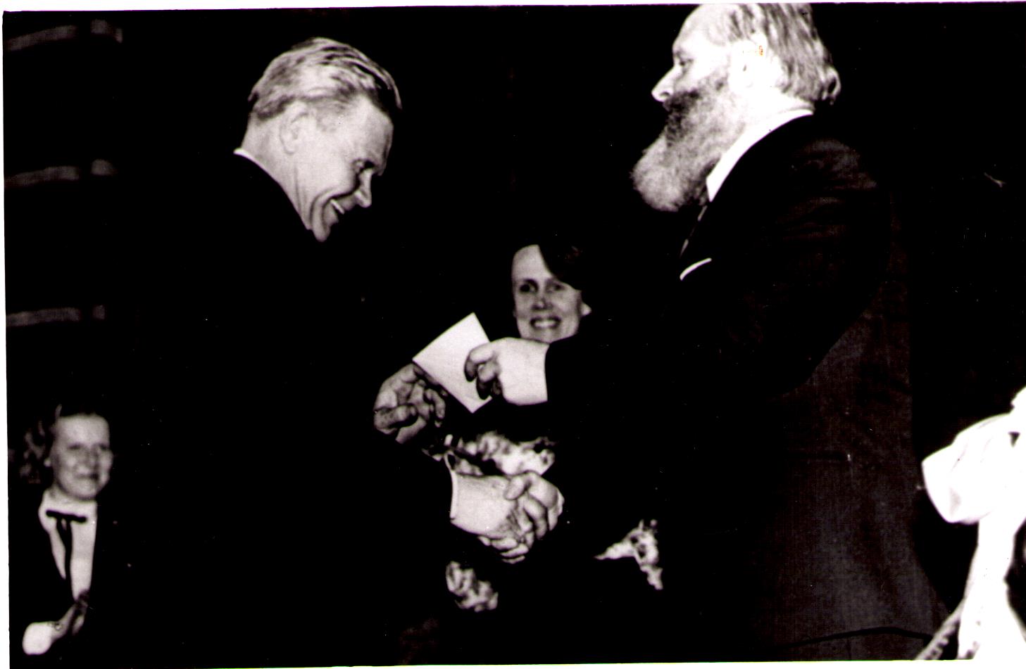 Edgar Lillhein Tartu Etnograafiamuuseumi direktorilt Aleksei Petersonilt auhinda vastu võtmas. 13. aprill 1979. a