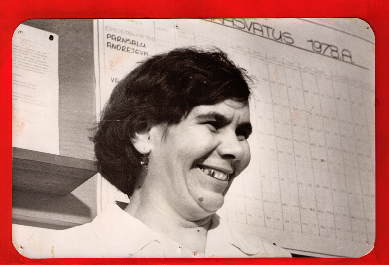 Iisaku Näidissovhoosi, foto liimitud papist alusele, fotot kasutatud sovhoosi stendide, Veera Andrejeva, eesrindlik seakasvataja.