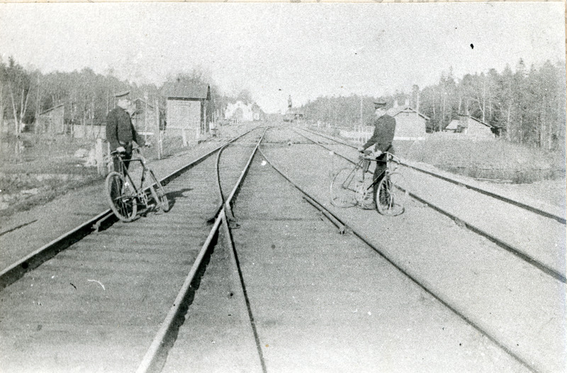 Raudteelased jalgratastega.
