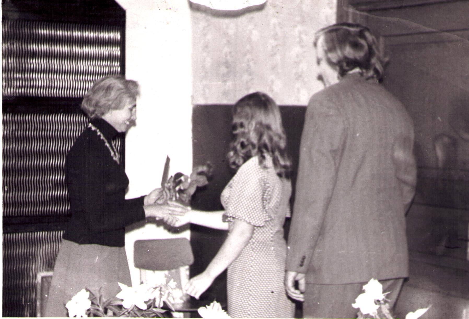 Vastsündinute vanematele sünnitunnistuse pidulik kätte andmine Iisaku külanõukogus.