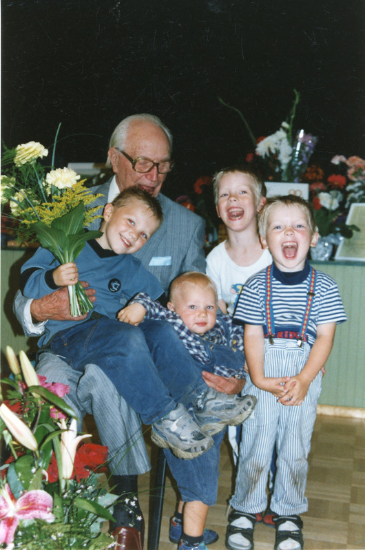 Daniel Vardja 90 sünnipäev. Daniel Vardja oma lastelastelastega