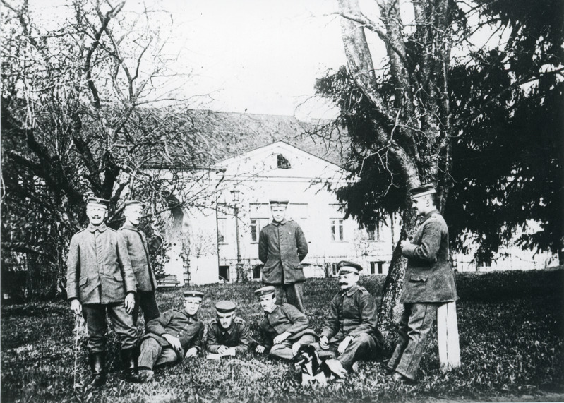 Iisaku mõis (Isaak), härratemaja, esiplaanil saksa sõdurid 1918.