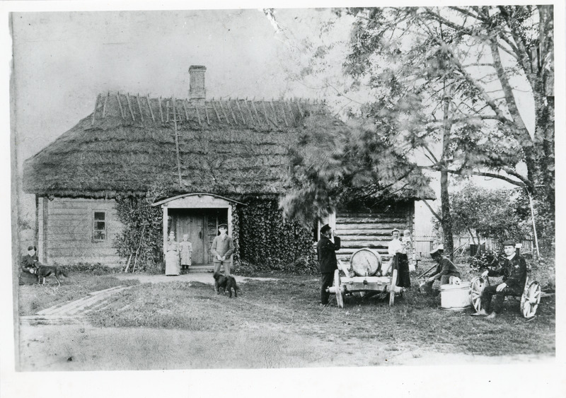 Voormantsikute maja ees Varesmetsast Karlepilt 1920/30. a-test