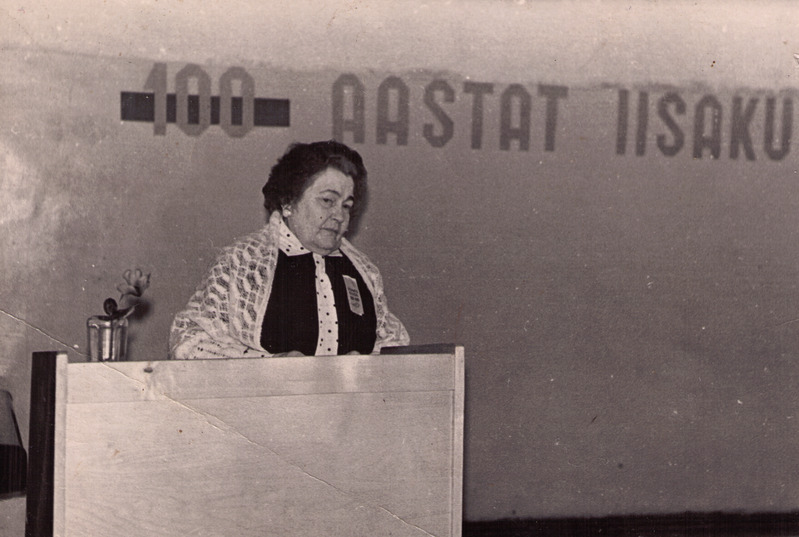 Iisaku 100 aastapäeva  üritusel, esineb Alide Karri