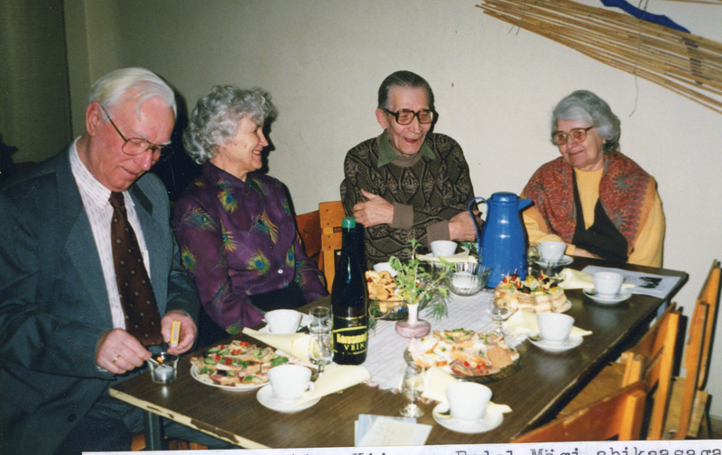 Jõhvi põlisjõhvilaste II kokkutulek, 27.03.1999.a. Karl Heinmann, Aino Kiisma, Endel Mägi abikaasaga.