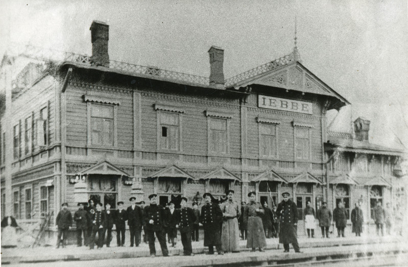 Jõhvi raudteejaam (praegune Toila) ja jaama töötajad sajandi algaastail.