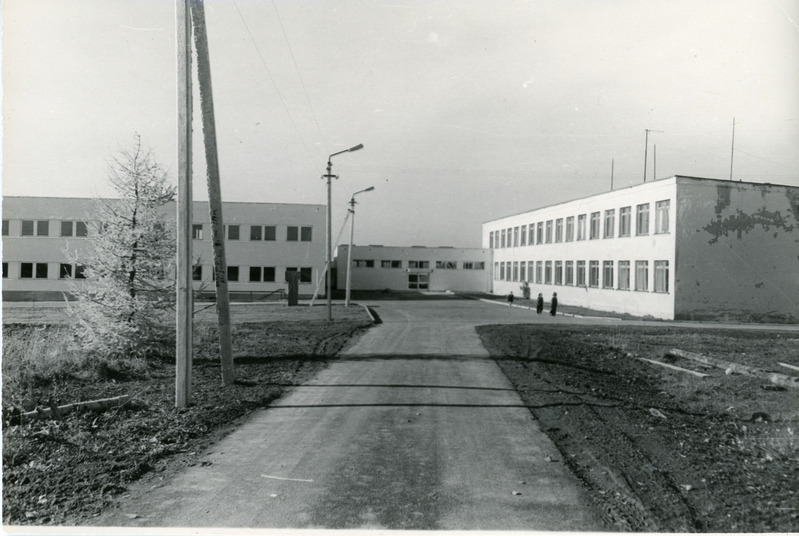 1. 09. 1976 avatud Iisaku KK uued õppekompleksid
