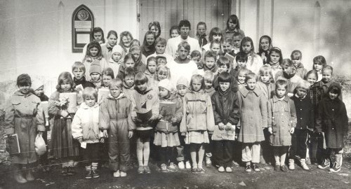 Iisaku koguduse pühapäevakooli lapsed kiriku ees, 1992