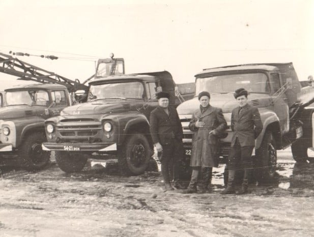 Iisaku sovhoosi autojuhid oma veoautode ees