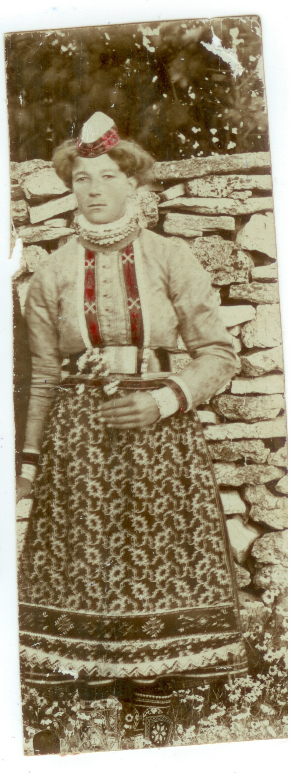 Juula Vaga rahvariides.