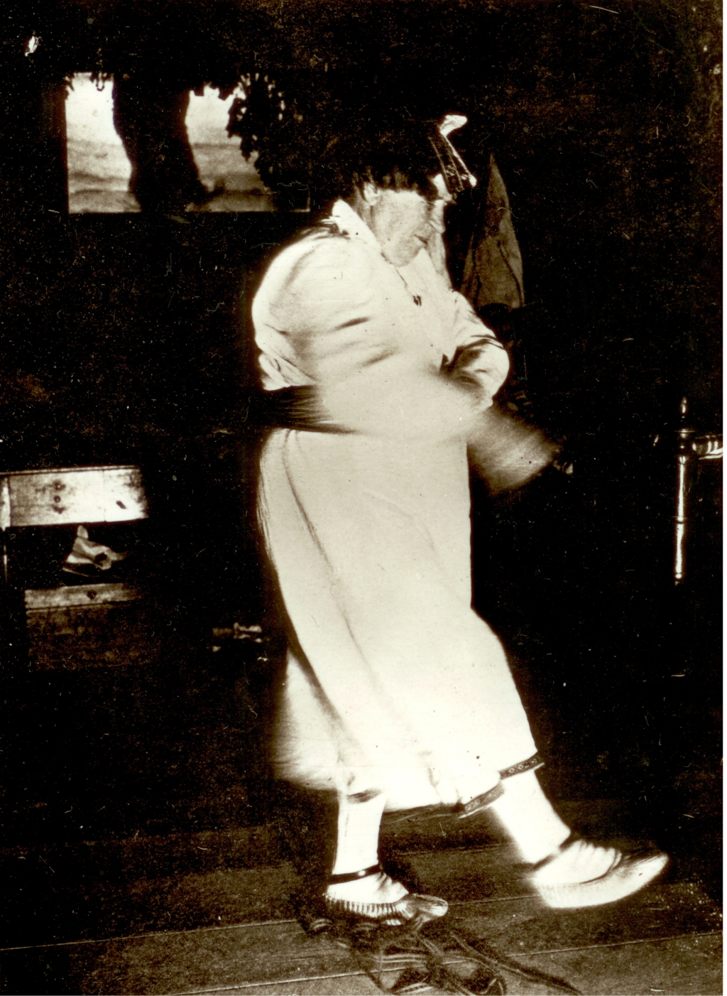 Tõnise Kadri Schmuul muhu pikka vööd ümber panemas.