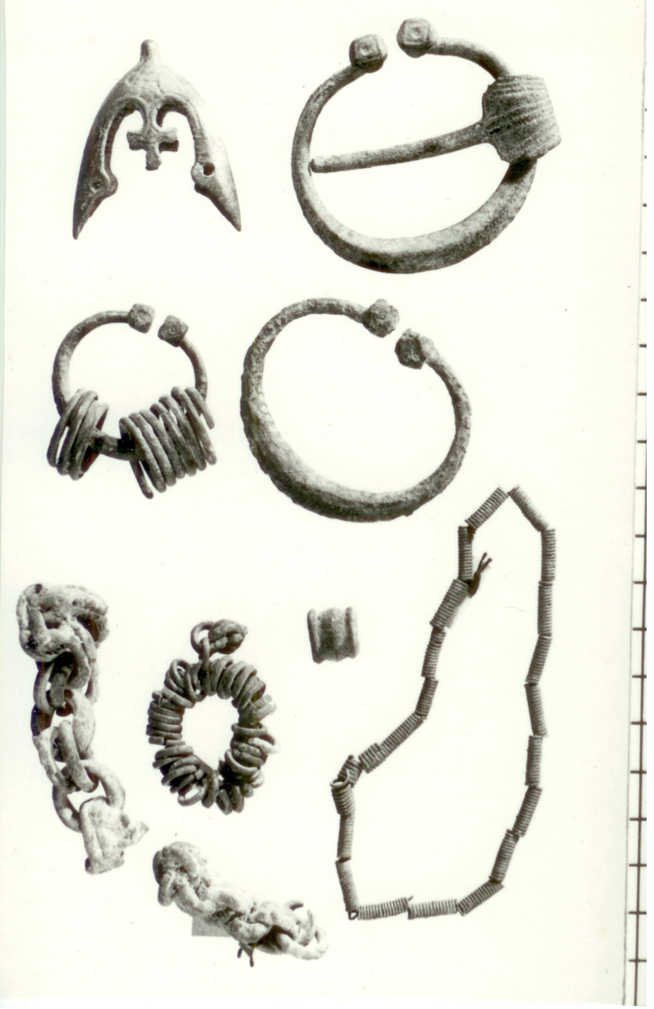 leide Kantsi keskmise rauaaja kalmest ja noorema rauaaja leide Muhu kiriku juurest