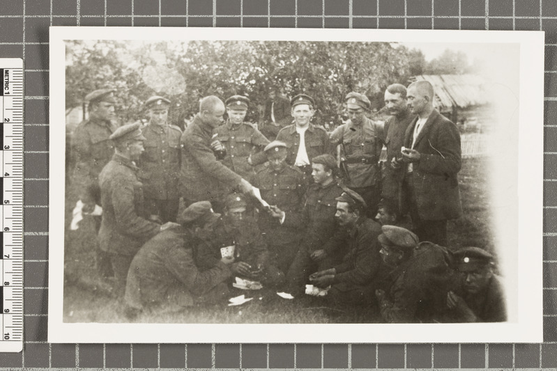 2. jalaväepolgu 4. roodu sõdurid puhkehetkel Lätis