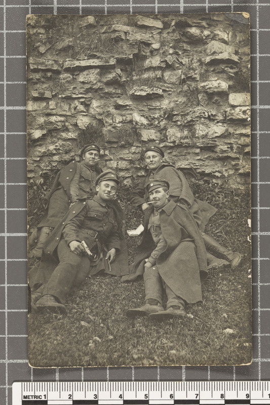 9. jalaväepolgu mehed suitsetamas