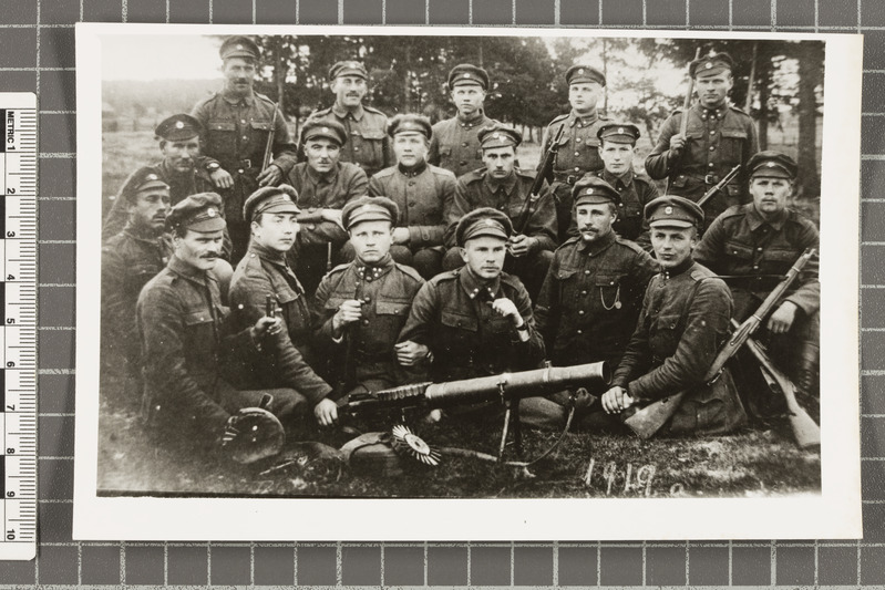 Grupp 2. jalaväepolgu sõdureid ja ohvitsere