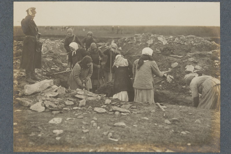 Meie laskekraavide kaevamine, kohalike vene naiste poolt, Pihkva frondil Irboska liinil, Petski küla juures, aug 1919.