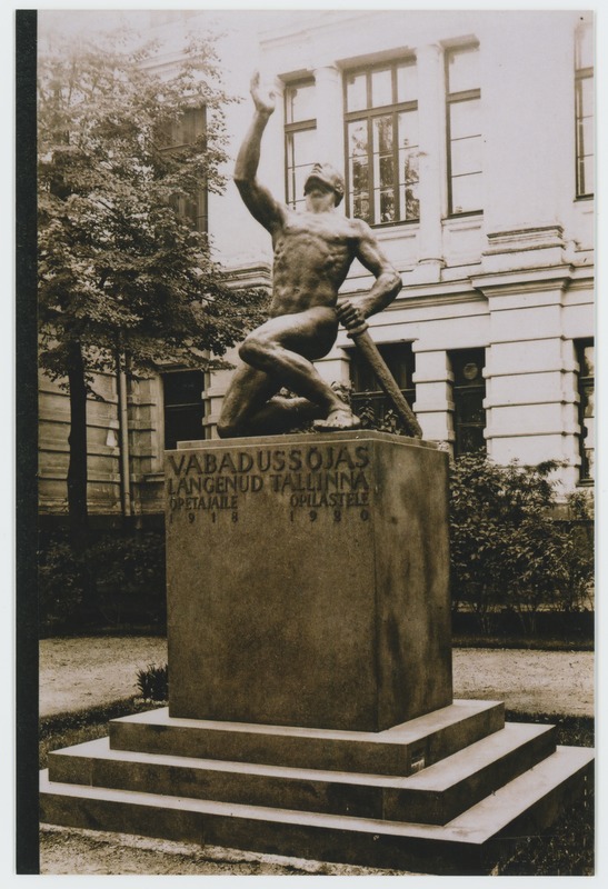 foto, mälestusmärk Vabadussõjas langenud Tallinna õpetajatele ja õpilastele