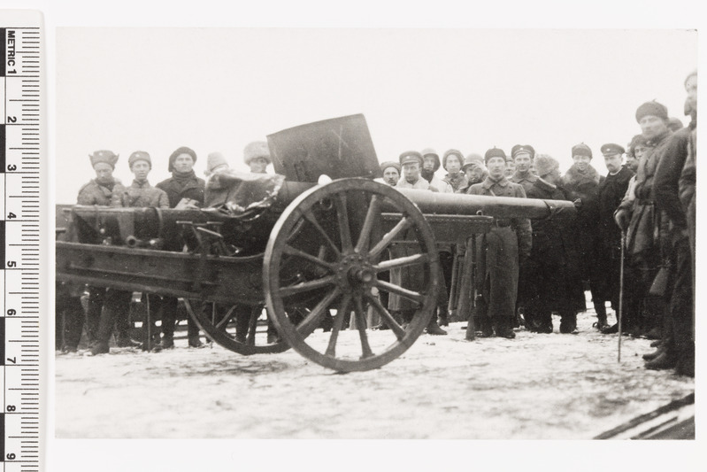 Sõjasaagiks saadud kahur. 1. ja 2. Soomusrongi mehed