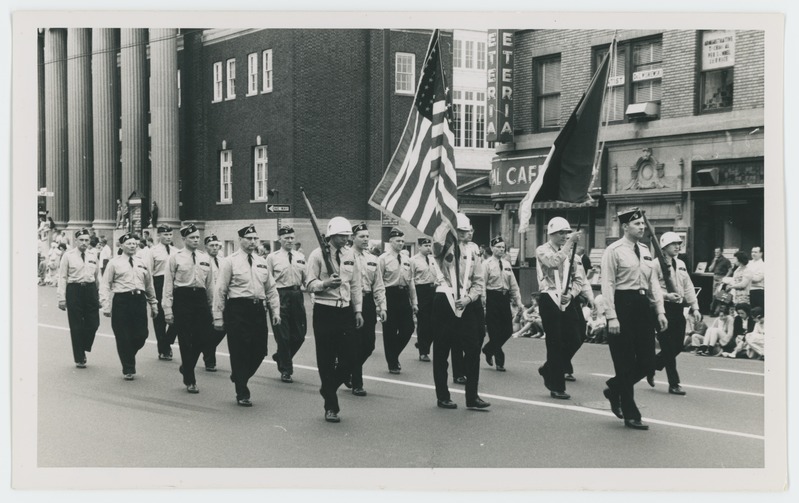 foto, Eesti Võitlejate Ühing Connecticutis liikimed ühel Memorial Day paraadil Hartfordis. 30. mai 1961