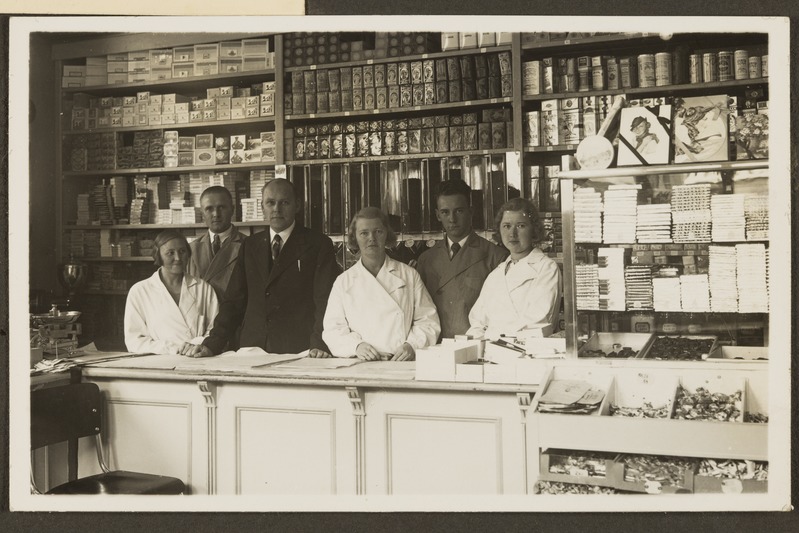 Georg Raja, A. ja Grünbergid ning Nika Vilipant SMÜ Pärnu kaupluses