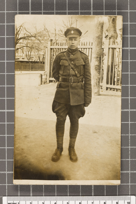 Armin Kiisel Tallinnas sõjaväevormis, 1922