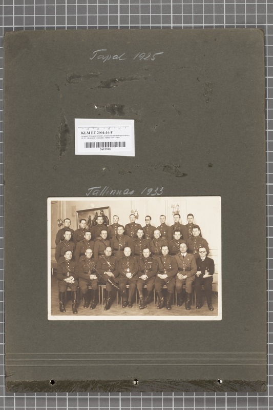 Grupipilt 1926 aasta vormides. Keskel istub kindralmajor Rotberg VR I/2. Ohvitseride keskkasiino, Tallinn 1933. f. Akel.